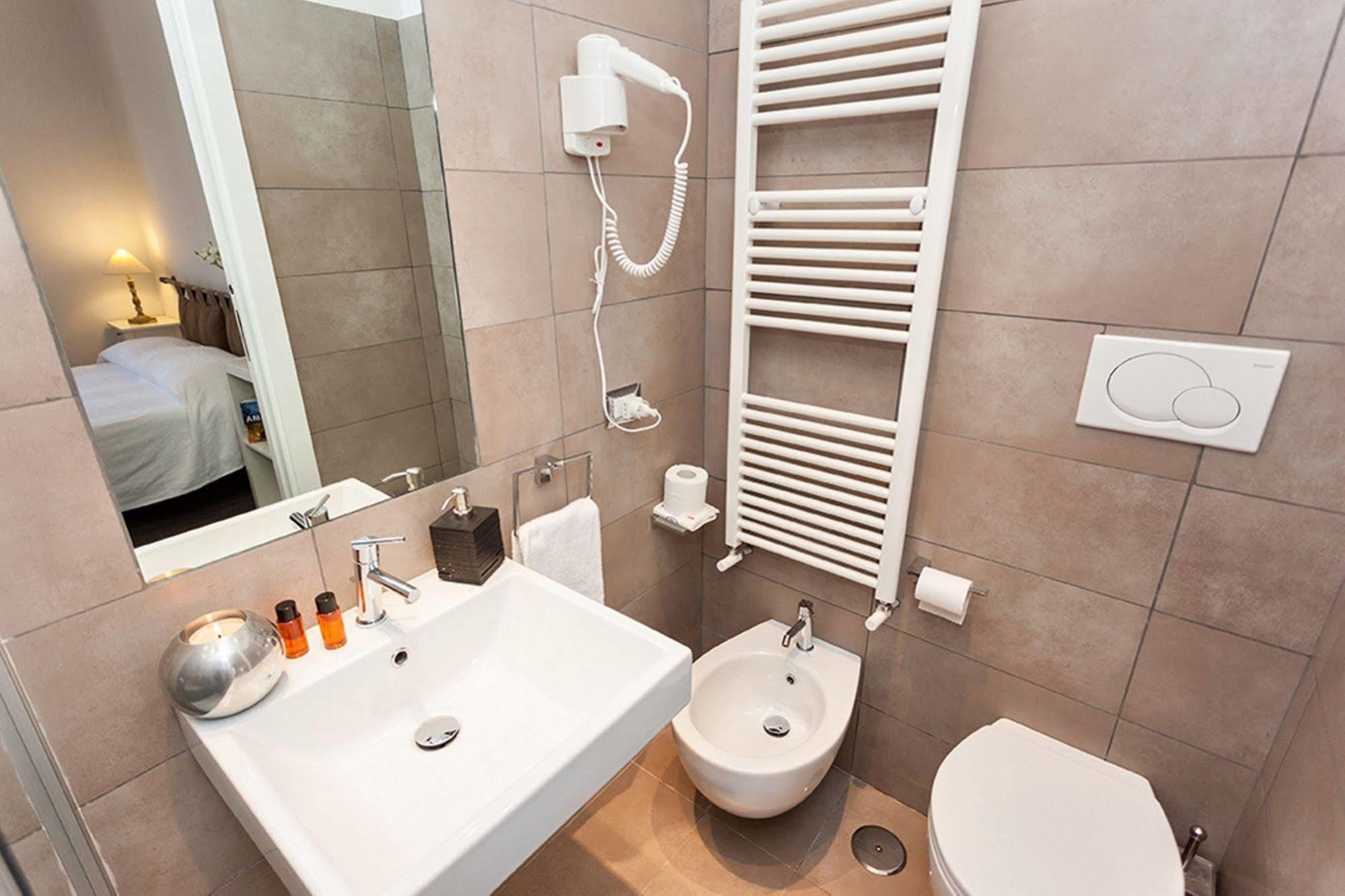 B&B Ai 2 Papi Rome Bagian luar foto