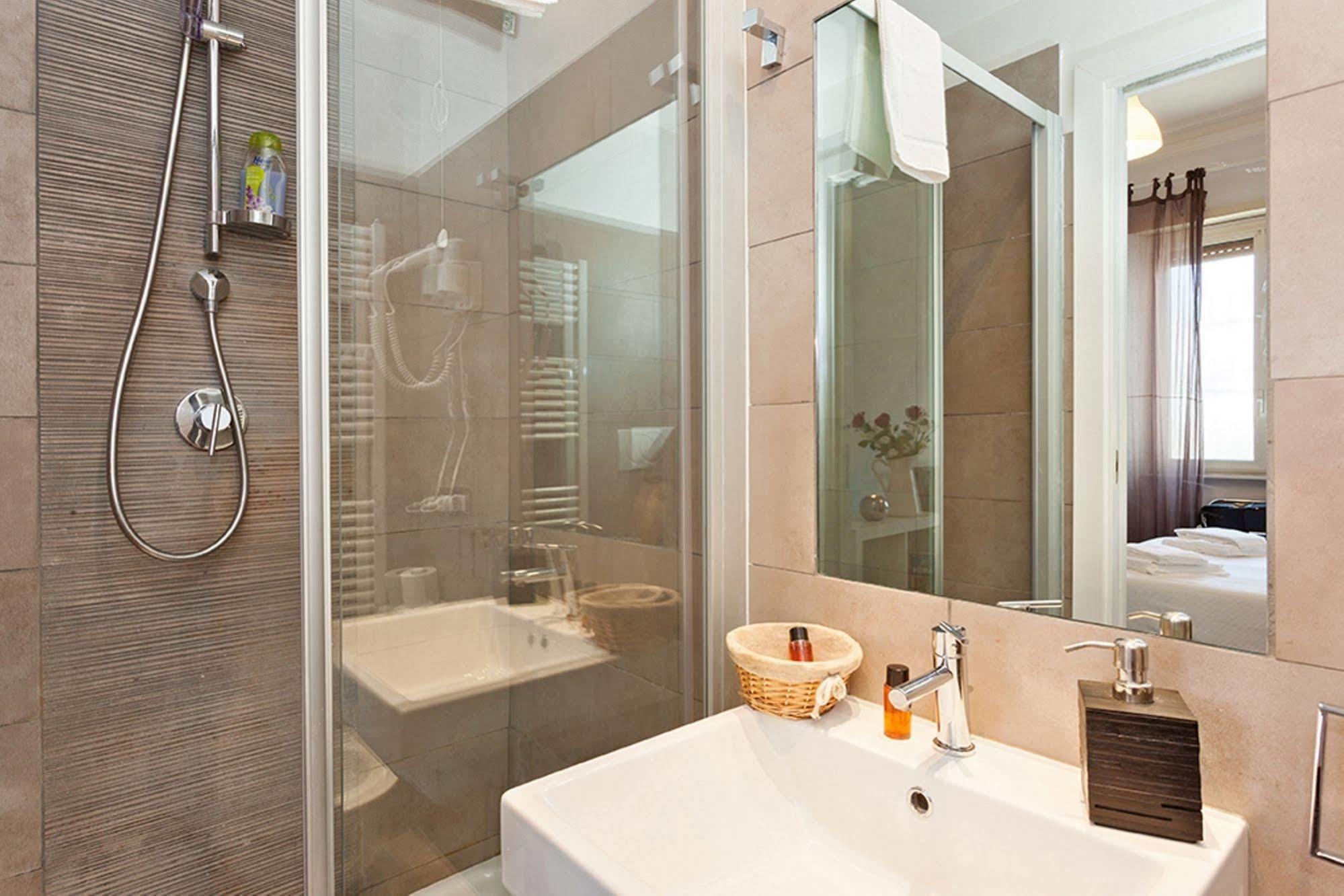 B&B Ai 2 Papi Rome Bagian luar foto
