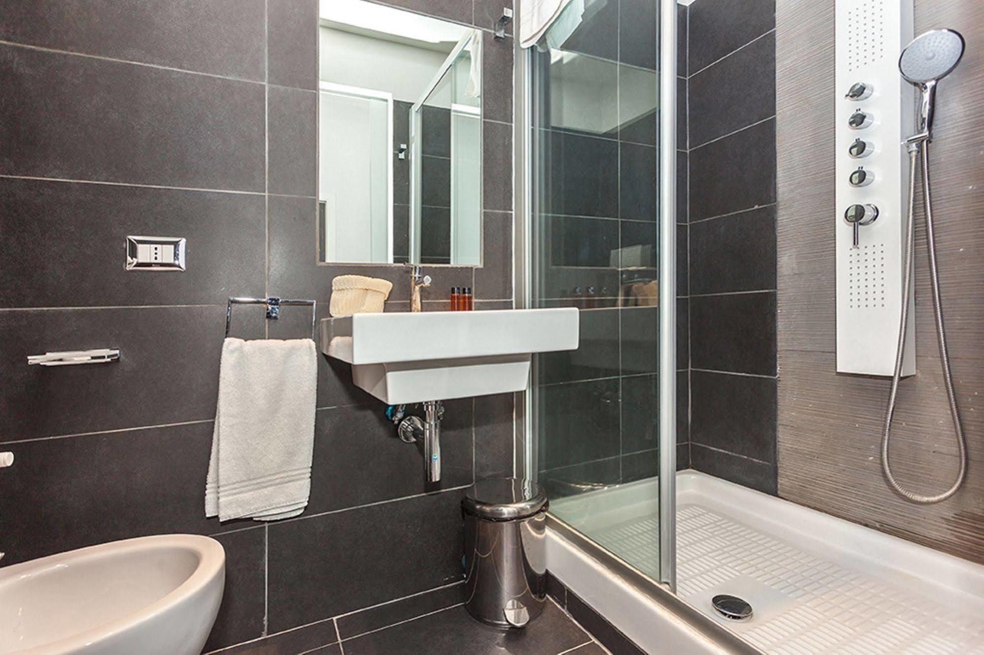 B&B Ai 2 Papi Rome Bagian luar foto