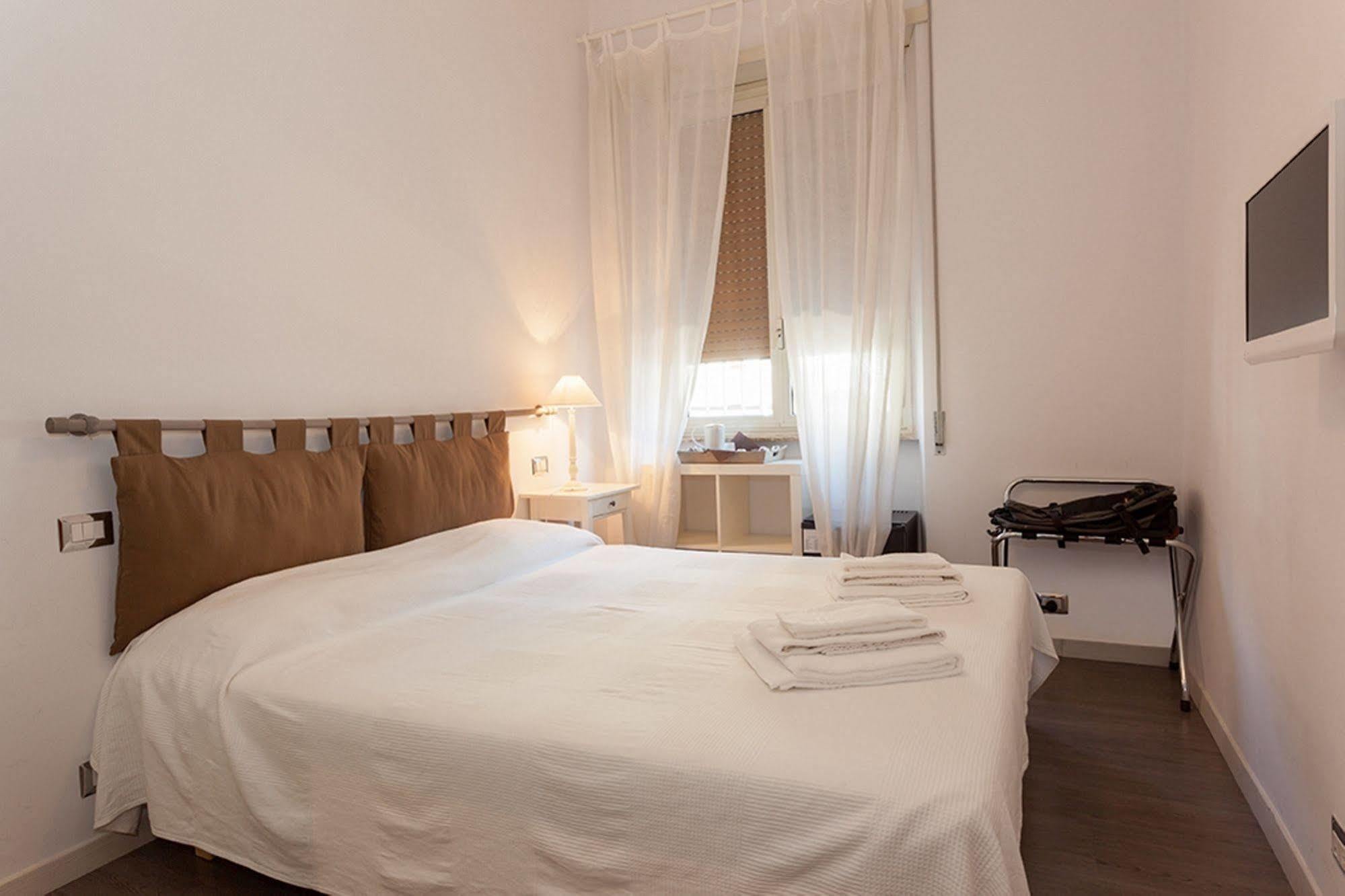 B&B Ai 2 Papi Rome Bagian luar foto