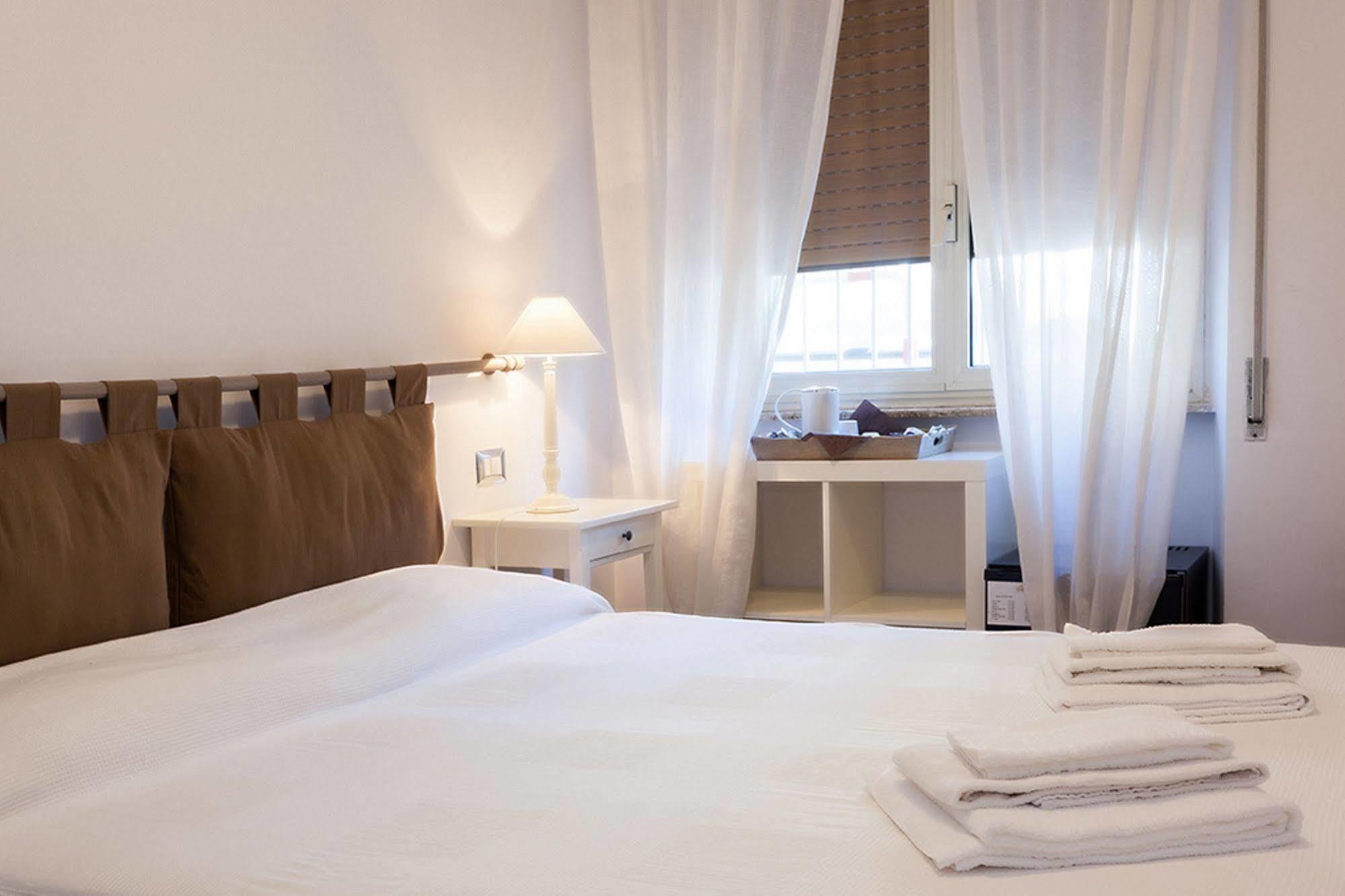 B&B Ai 2 Papi Rome Bagian luar foto