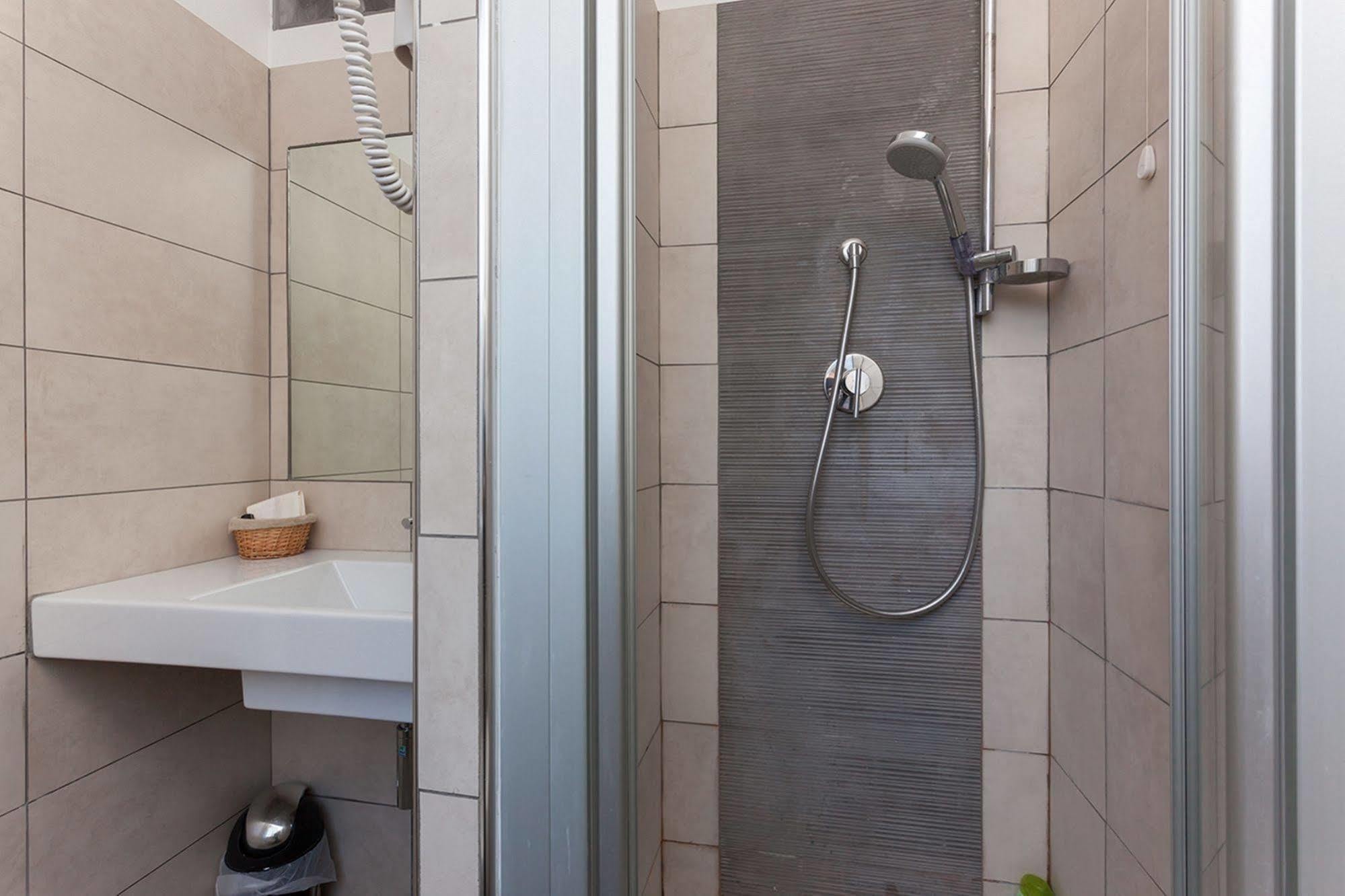 B&B Ai 2 Papi Rome Bagian luar foto