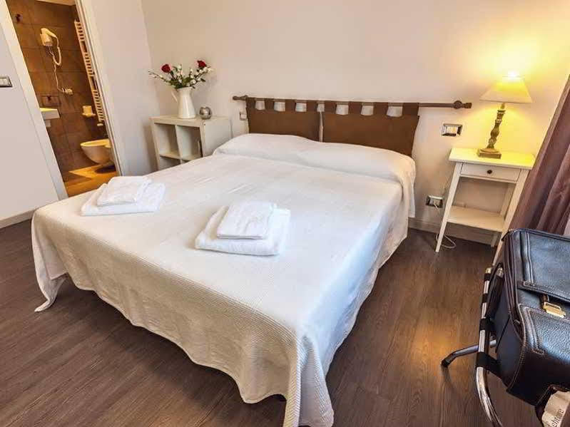 B&B Ai 2 Papi Rome Bagian luar foto