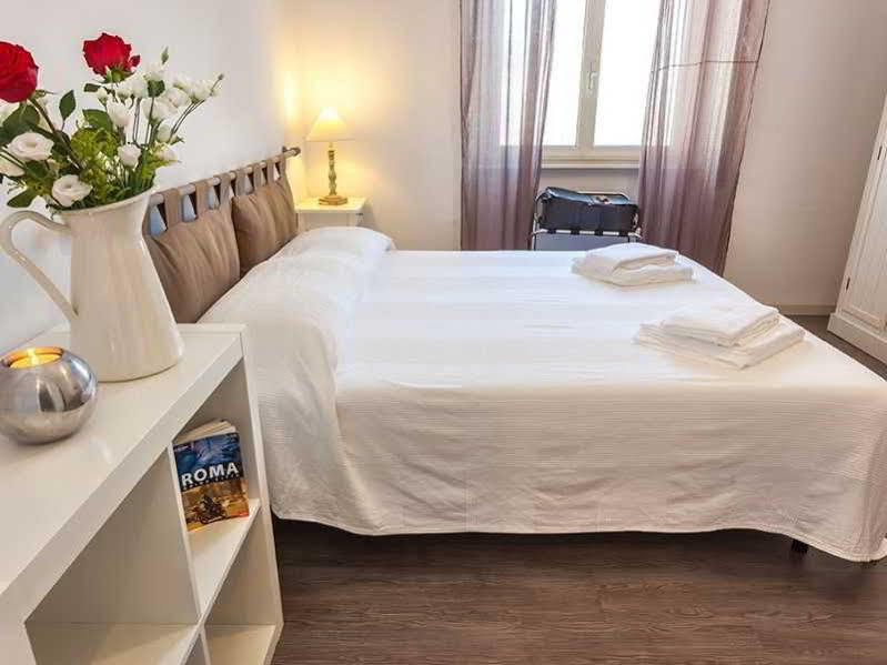 B&B Ai 2 Papi Rome Bagian luar foto